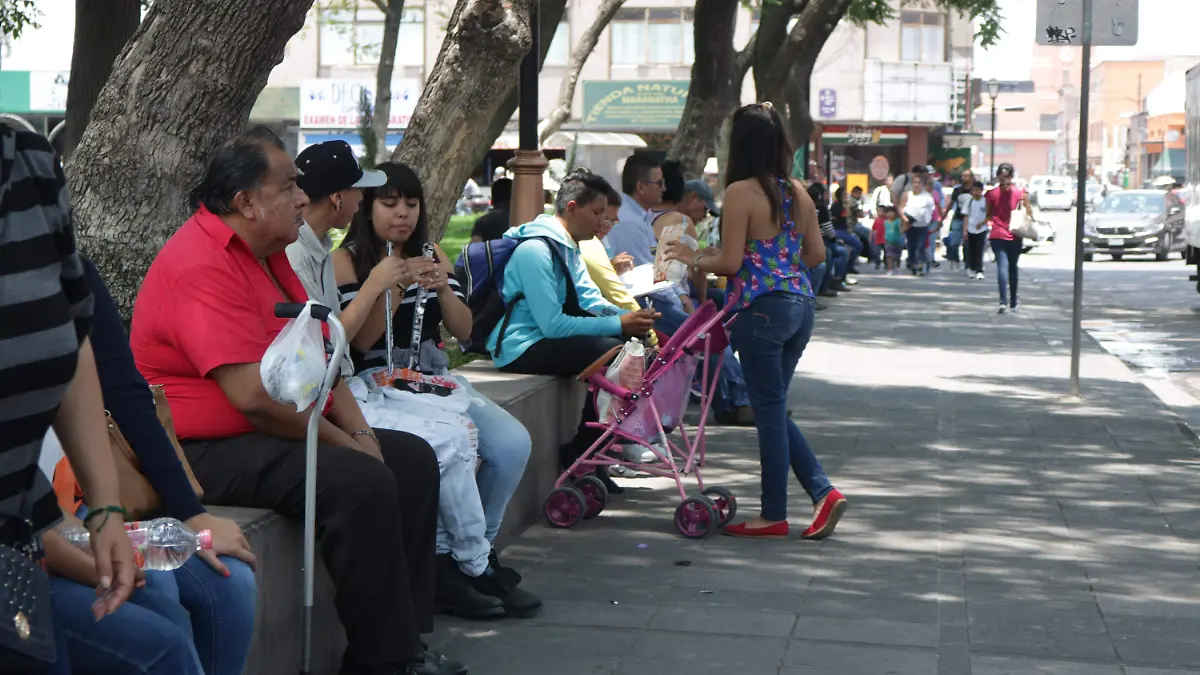 Mas gente refugiandose del sol